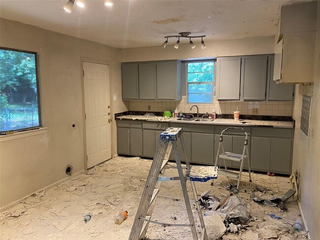 Building Photo - 1412 Oakwood Dr