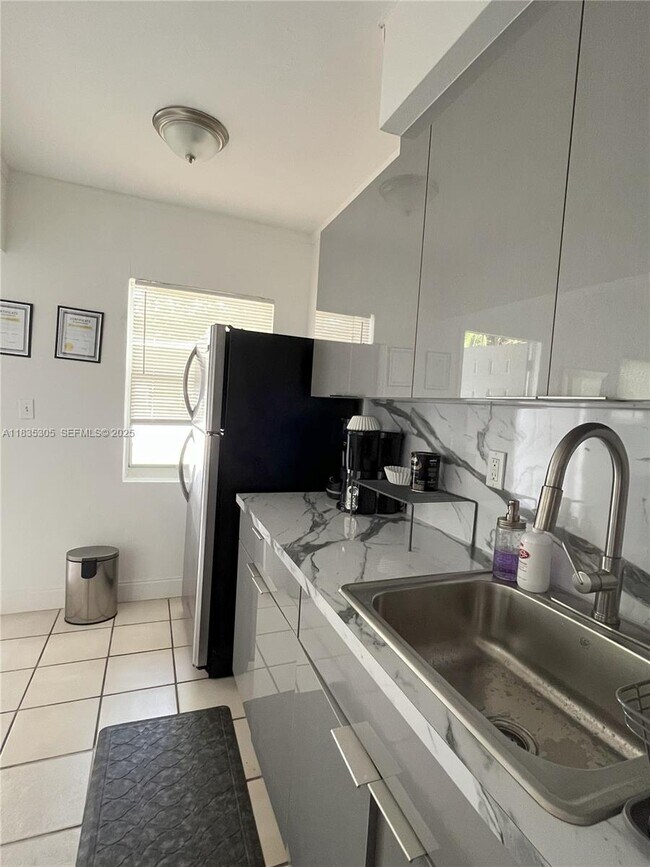 Building Photo - 1040 SW 28th St