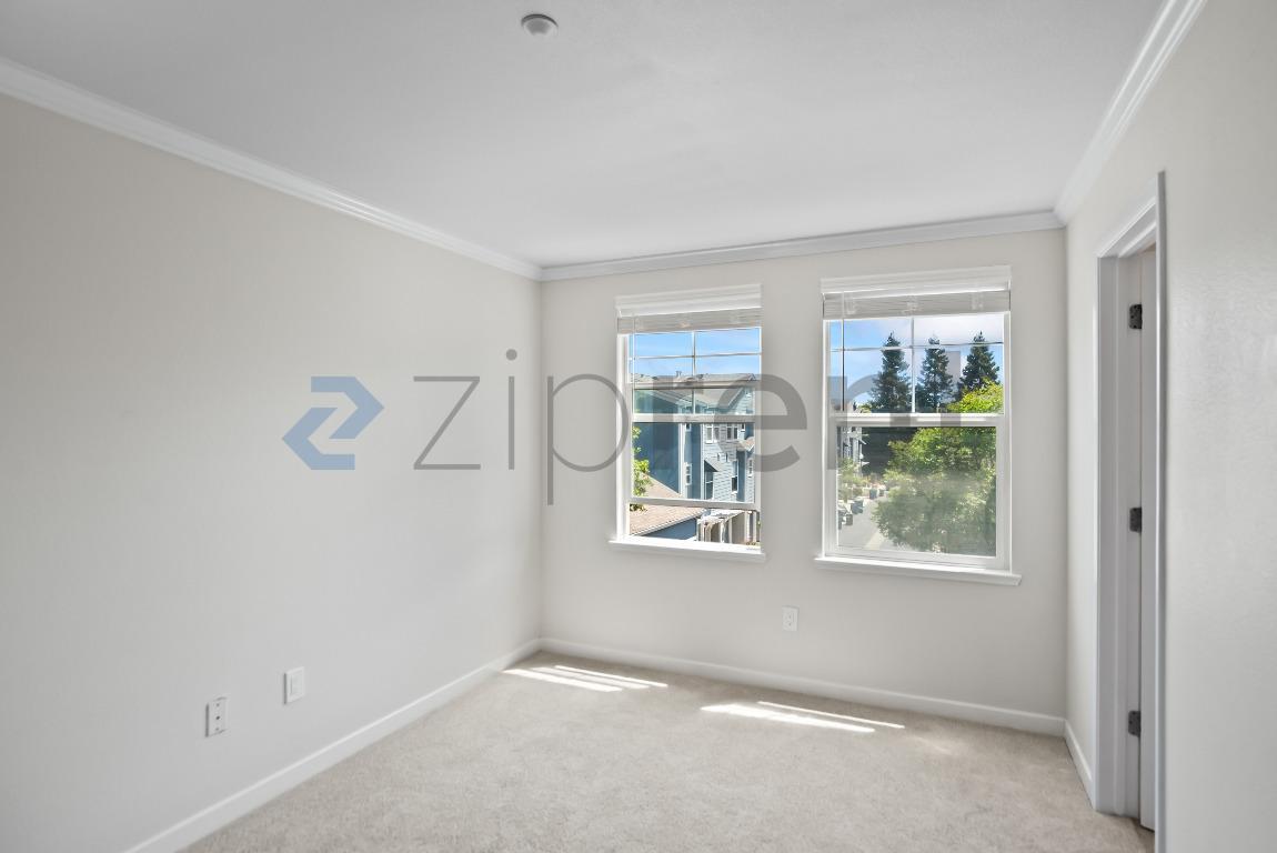 Building Photo - 722 Kingsford Way