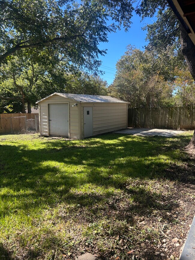 Building Photo - 2205 Forest Trail