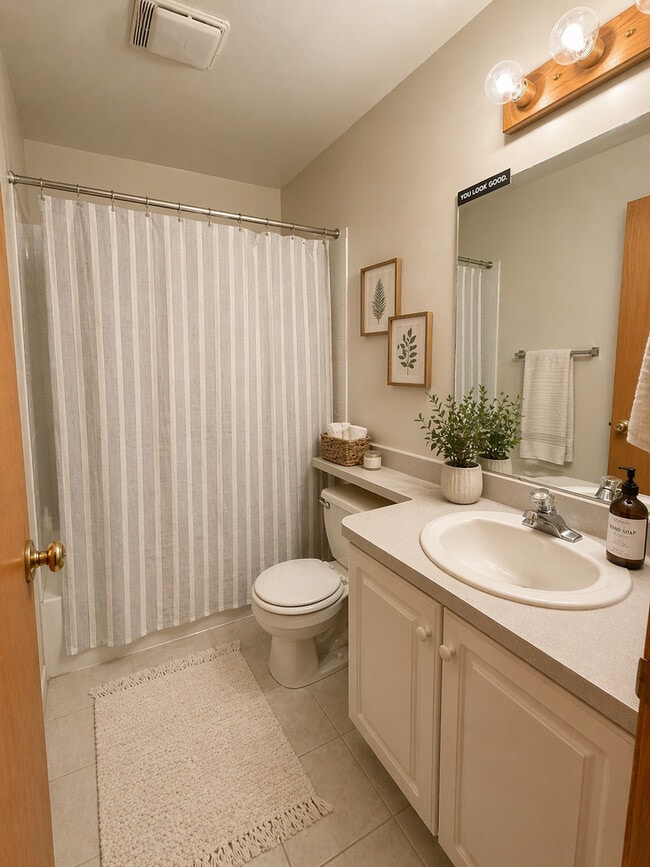 Building Photo - 1463 N Leavitt St