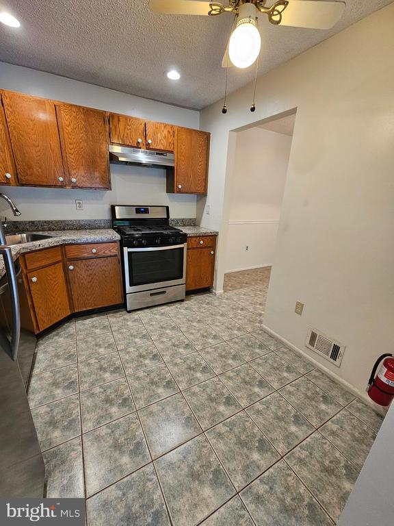 Building Photo - 98 Versailles Ct