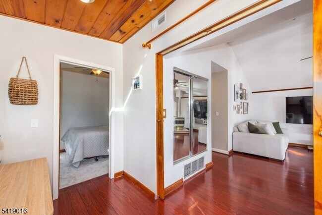 Building Photo - 25 Lake Rd