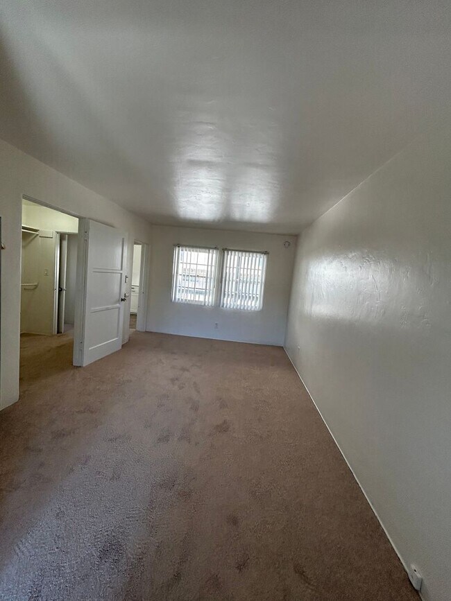 Building Photo - Bright Upstairs Studio Available NOW