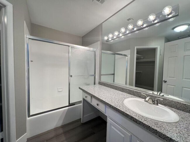 Building Photo - 2b2b TownHouse $1620