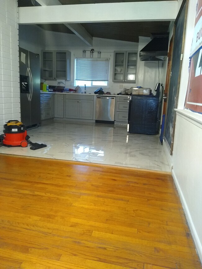 Kitchen - 3105 Bristol Ave