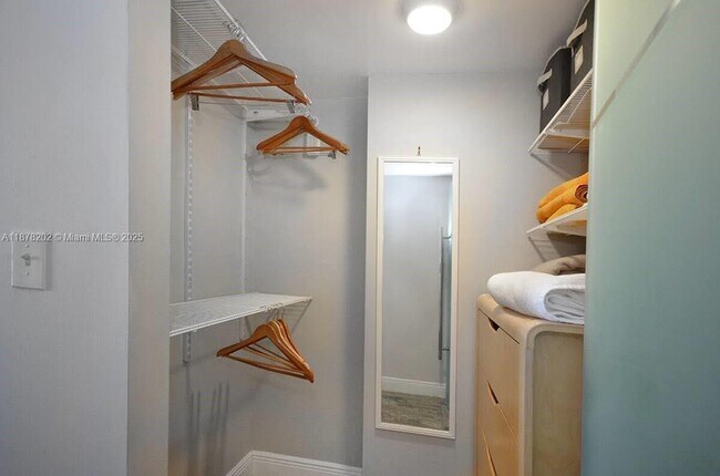 Building Photo - 540 Brickell Key Dr