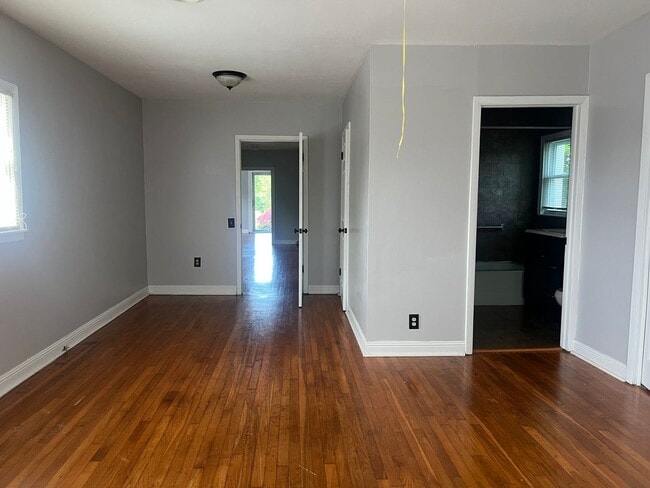 Building Photo - 3 bed 2 full bath -one level house in Jone...