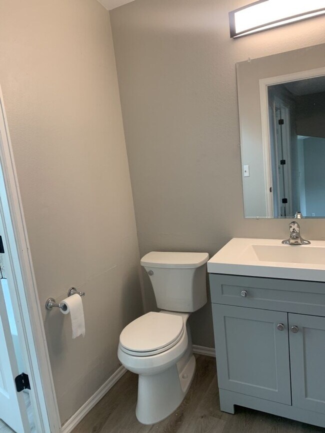 Building Photo - Spacious Tri-Level Home in Southwest Ft. C...
