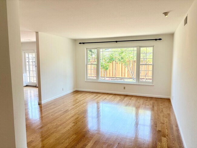 Building Photo - 3057 Carleton Pl