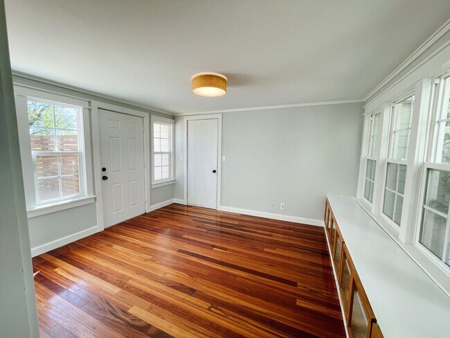Building Photo - Adorable Midtown Tulsa Bungalow