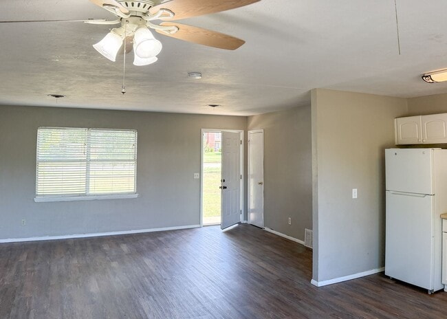 Building Photo - $500 OFF FIRST MONTHS RENT | 2.5 ACRE LOT! 4 Beds in Central Edmond!