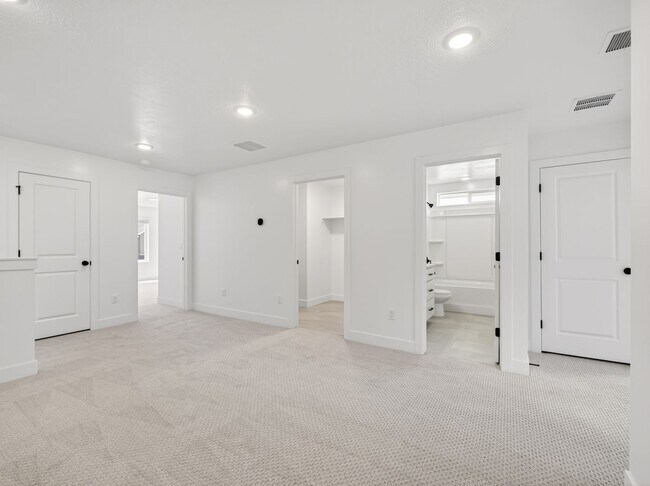 Building Photo - 3 Bed / 3.5 Bath Townhome in Mapleton – Modern, Spacious & Well-Located