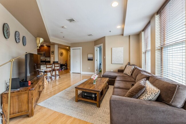 Building Photo - 1100 Clinton St