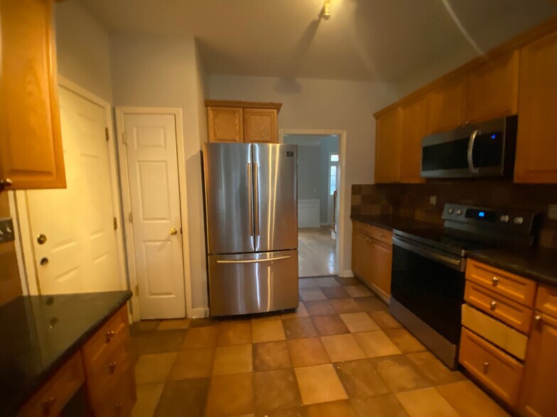 Building Photo - Room in Single Family Home on Hampton Pl Dr