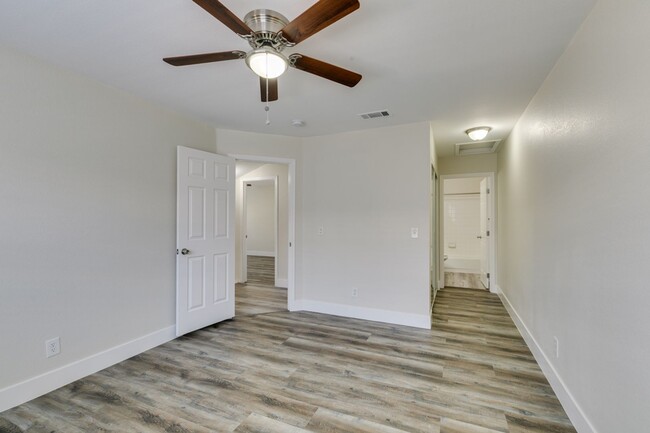 Building Photo - Stylish 2-Bedroom Townhome in Henderson!