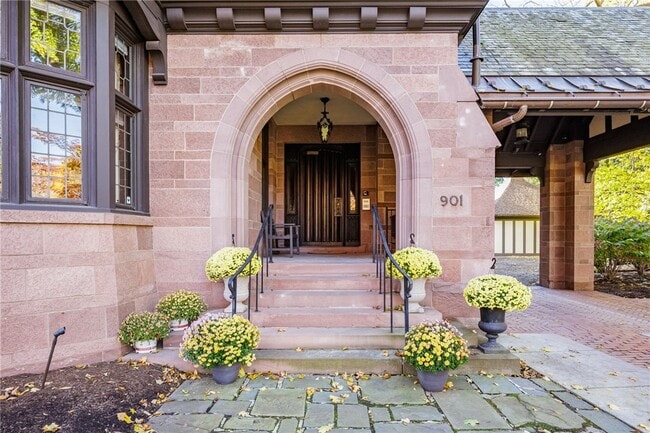 Building Photo - 901 East Ave