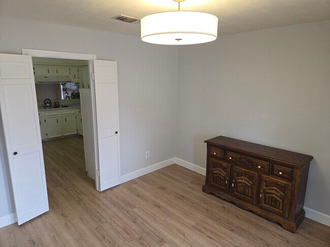 Building Photo - 2007 Southwood Dr