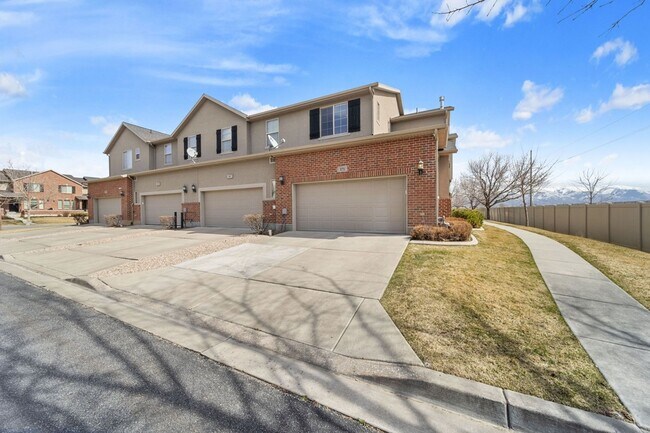 Building Photo - $2,000 Rent Credit! 6-Bedroom Home in West...
