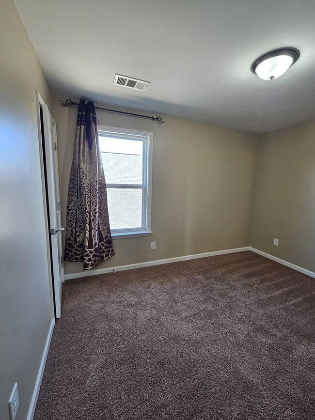 Building Photo - Great Home With Garage Parking Near Downto...