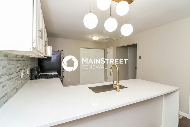 Building Photo - 3 Bedroom Pet-Friendly Home in Marietta, GA with Main Street Renewal