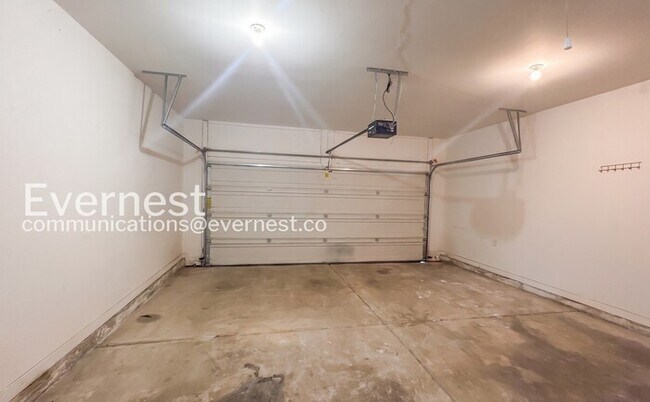 Building Photo - 3 Bed, 2 Bath Home with Garage / Available Now!