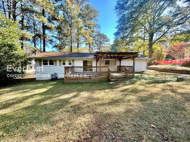 Building Photo - 210 Pinetree Cir