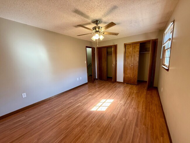 Building Photo - 153 Oakcrest Cir