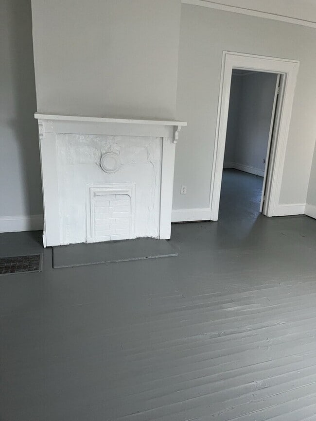 Building Photo - 213 C St