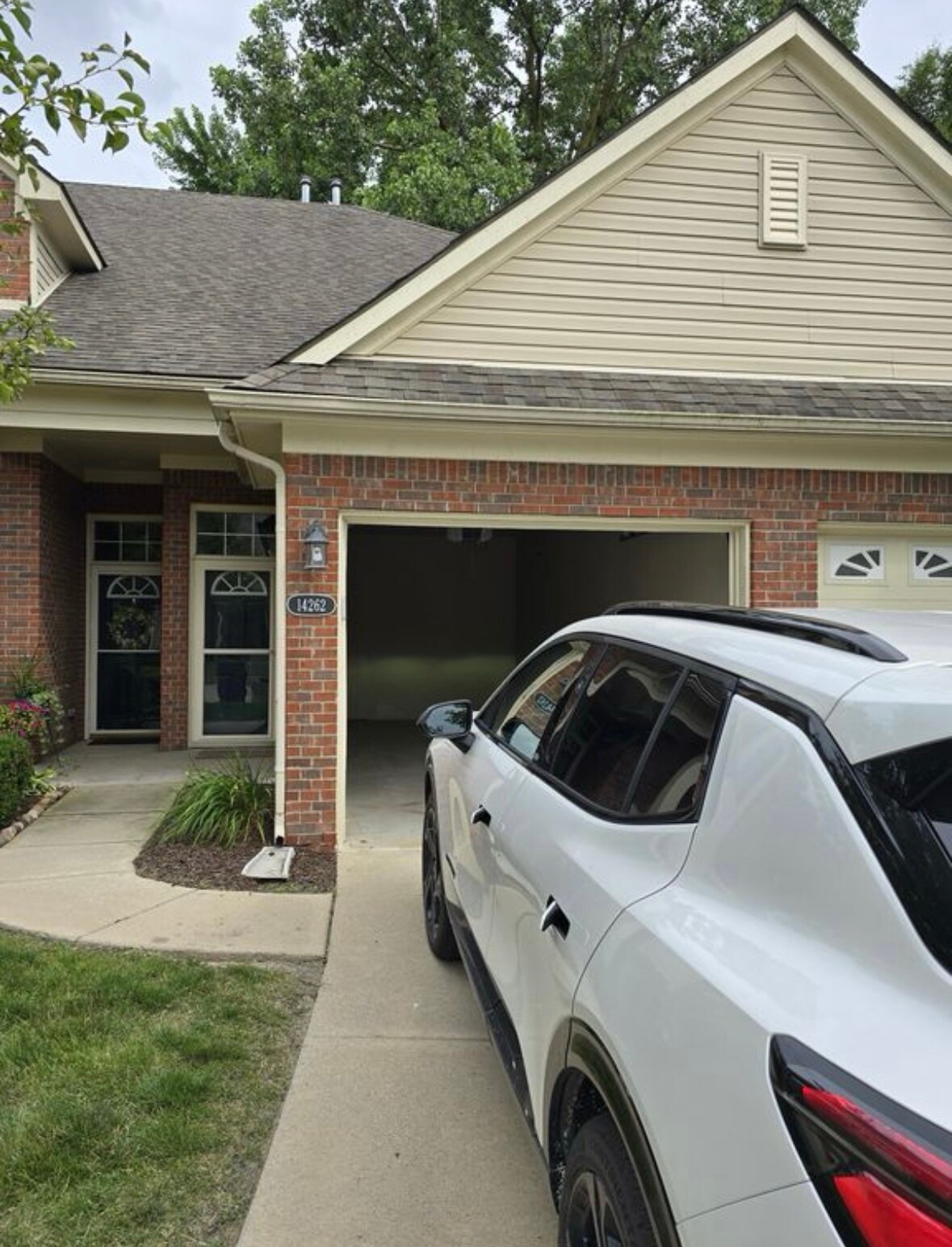 Garage and main entrance - 14262 Shadywood Dr