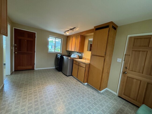Building Photo - Charming rambler 2 bed 1 bath and office s...