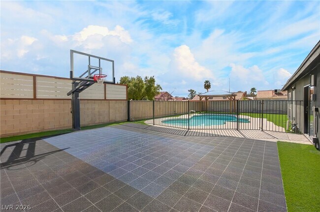 Building Photo - 5270 S Sepulveda Blvd