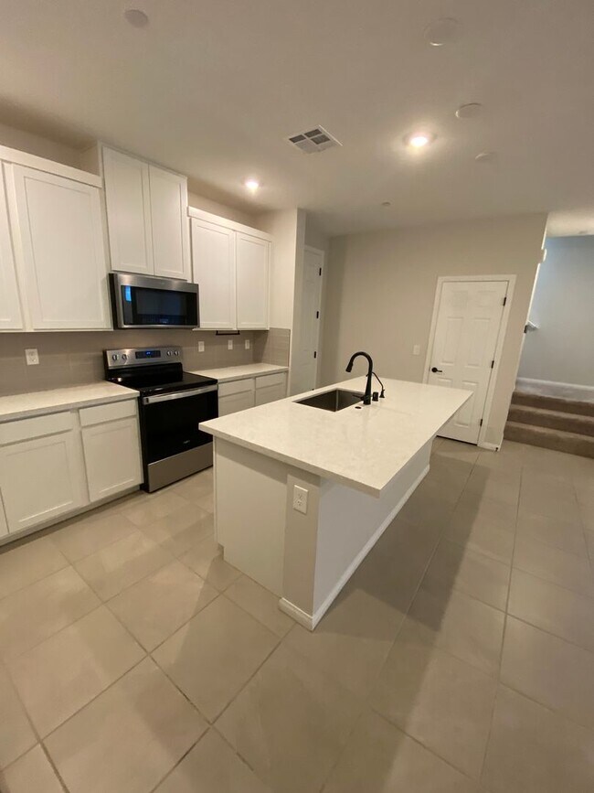 Building Photo - AMERICANA Property Mgmt - 3beds - 2 1/2baths Newly Townhouse in Henderson.