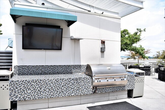 Building Photo - 333 W Trade St