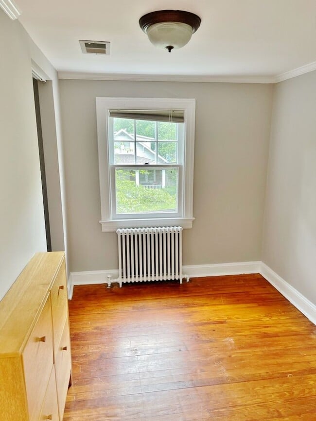 Building Photo - Beautifully updated single family home in ...