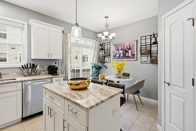 Building Photo - Spacious Updated 3BR Home with Converted Den