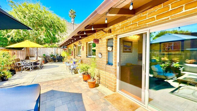 Building Photo - Beautifully Appointed & Fully Furnished, S...