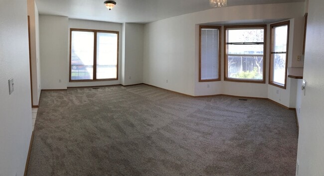 Building Photo - Adorable Well-Cared-For Duplex w/ Garage &...