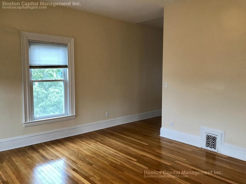 Building Photo - 674 Main St