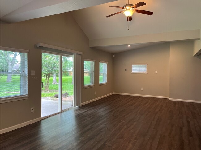Building Photo - 304 S Shadowbend Dr