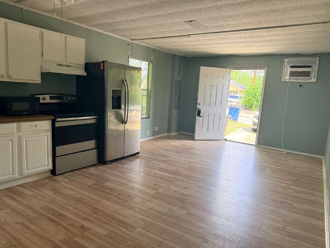 Building Photo - Newly Renovated 2 bed/1 bath