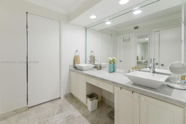 Building Photo - 1121 Crandon Blvd