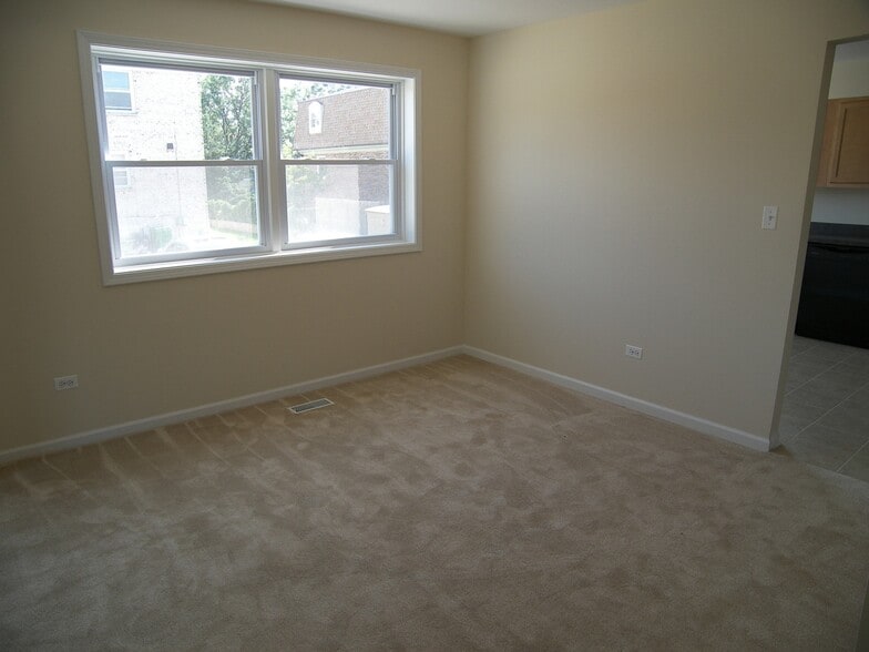 Dining Area - 1536 S Mannheim Rd