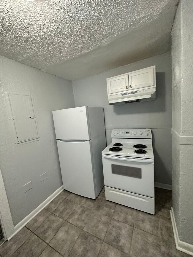 Building Photo - Fully Renovated 2/1 Single Family House Available for Immediate Rent!