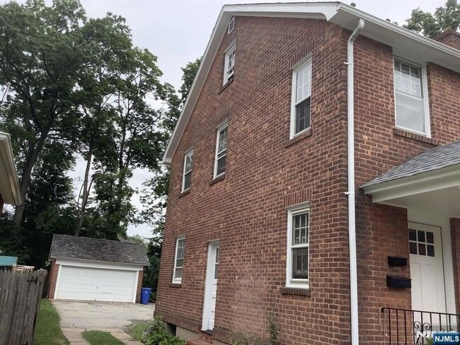 Building Photo - 221 Everett Pl