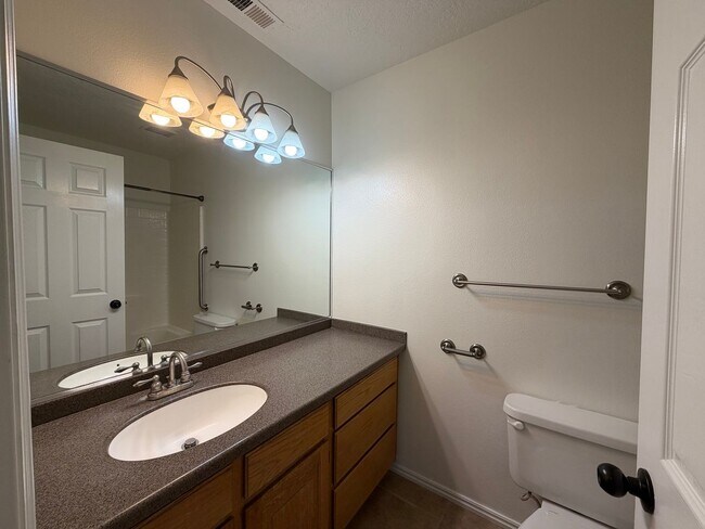 Building Photo - SPACIOUS HOME FOR RENT!