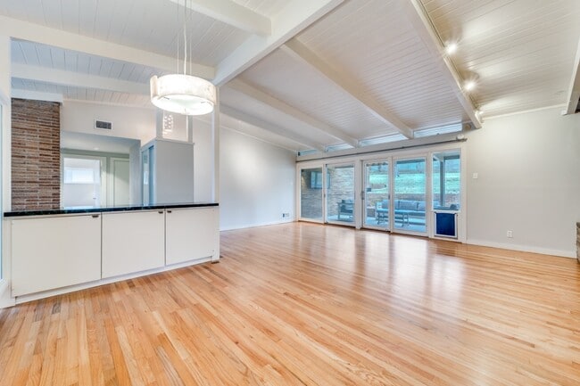 Building Photo - 524 N Manus Dr