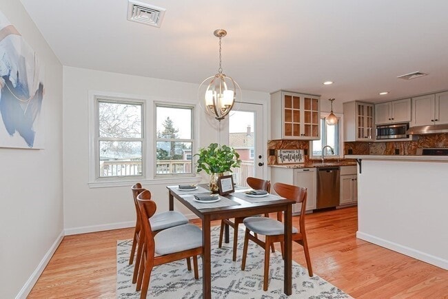 Building Photo - 21 Swan Ave