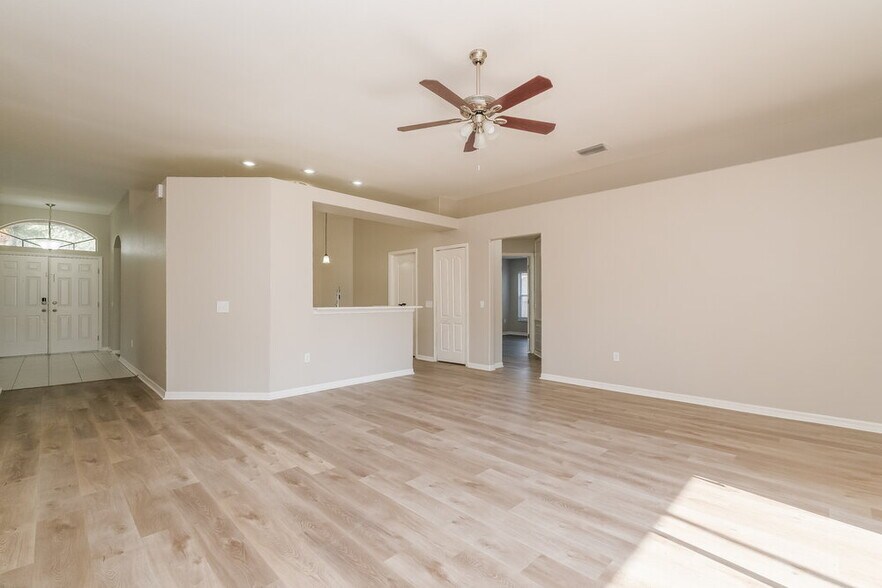 Building Photo - 3720 Hollow Wood Dr