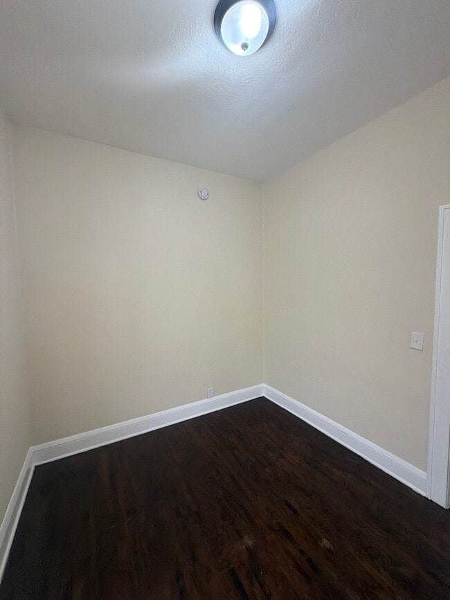 Building Photo - 583 Reaney Ave E